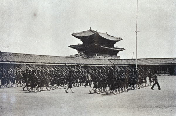 대한제국 군인들의 제식훈련 모습(1905)
